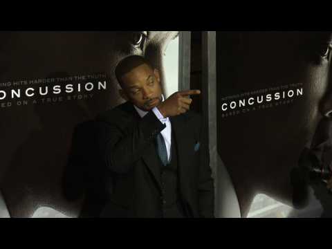 VIDEO : Will Smith offers NFL players free tickets to ?Concussion?