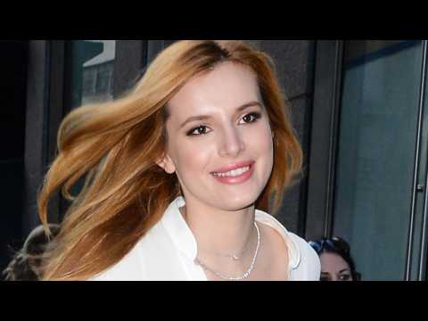 VIDEO : Nail of the Day: Bella Thorne's Festive Holiday Mani