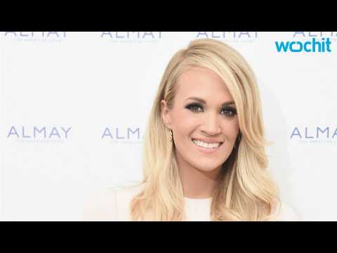 VIDEO : Carrie Underwood Relaxes With Husband And Baby Boy