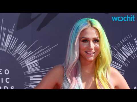 VIDEO : Kesha Gives Impromptu Show in Nashville