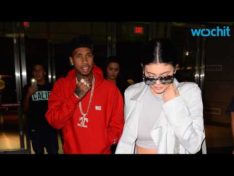 VIDEO : Kylie Jenner Shows Off Huge Diamond Ring