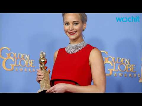 VIDEO : Jennifer Lawrence Tells Reporter 'Stop Using Your Phone'
