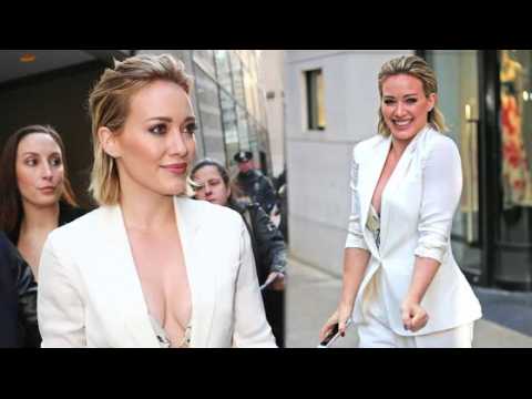 VIDEO : Fashion Alert! Hilary Duff in Winter White Pants Suit!