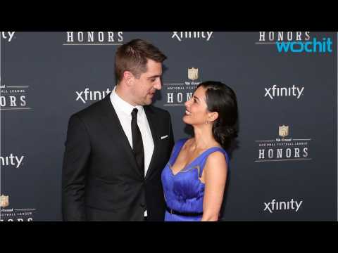 VIDEO : Olivia Munn Clears Engagement Rumors to Aaron Rodgers With Hilarious Texts From Her Mom