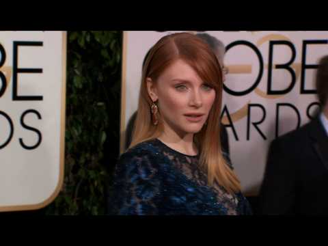 VIDEO : Bryce Dallas Howard auctions Golden Globes dress for charity