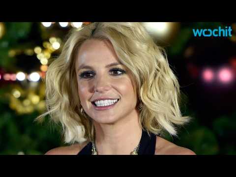 VIDEO : Britney Spears Acknowledges Her Tan Makes Her 