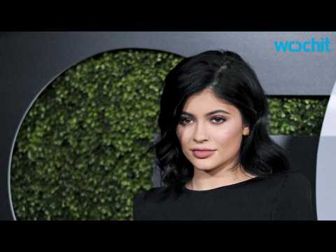 VIDEO : Kylie Jenner's Makeup Products is All the Craze Right Now