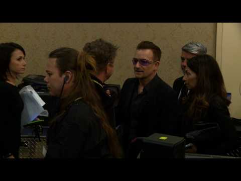 VIDEO : U2 : un show  Paris en hommage aux victimes des attentats