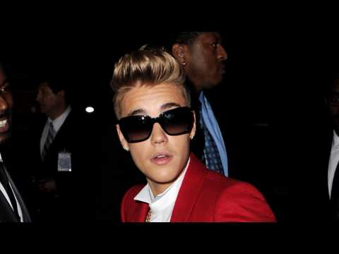 VIDEO : Justin Bieber Asks Fans to Find Mystery Girl!