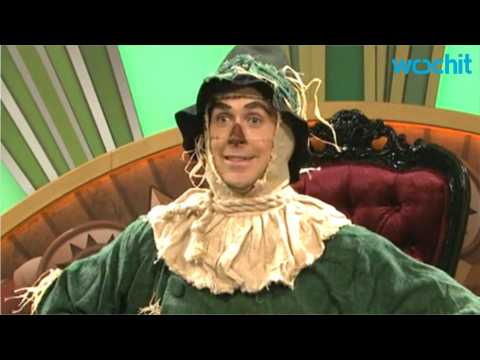 VIDEO : Ryan Gosling Makes Funny as Scarecrow in SNL's 