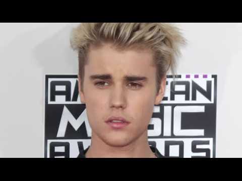 VIDEO : Justin Bieber Enlists Fans to Help Find Mysterious Beauty