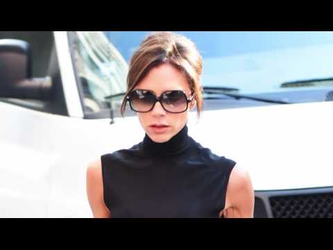 VIDEO : Victoria Beckham Drops Her Phone in New York City
