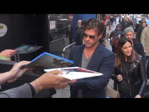 VIDEO : Chris Hemsworth, Ron Howard Movie And Kylie Jenner Mobbed By Photogs