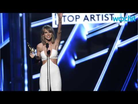 VIDEO : ?Billboard? Names Taylor Swift Artist of the Year, Again