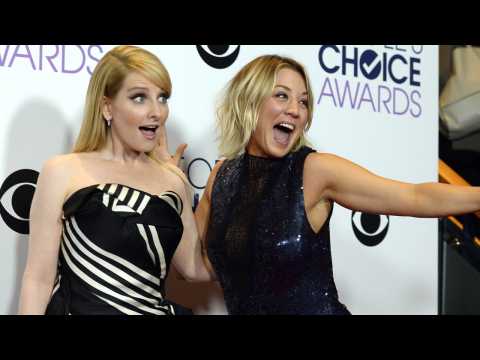 VIDEO : Kaley Cuoco Rocks Sneakers on Red Carpet!