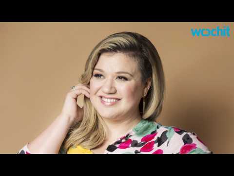 VIDEO : Kelly Clarkson May Be Having Twins!