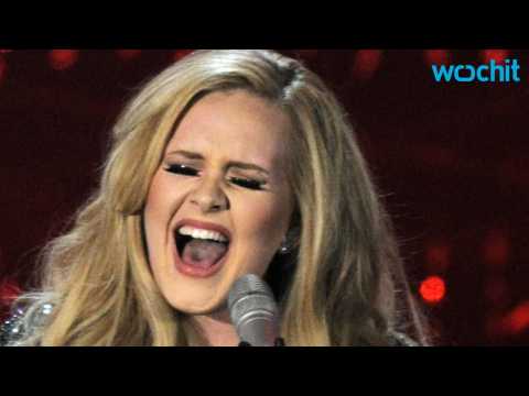VIDEO : Adele Breaks Down in Tears in Her First Live Concert After Four Years