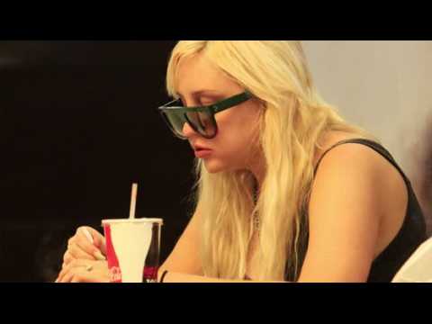 VIDEO : Amanda Bynes Spotted Looking Healthy Eating Chinese Food