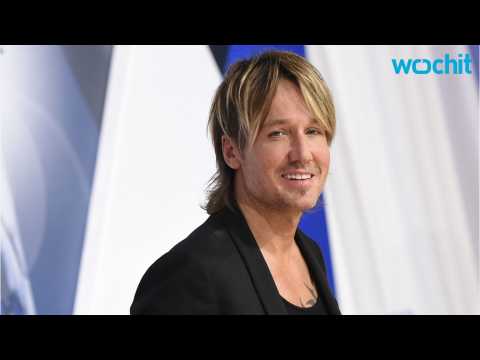 VIDEO : Keith Urban Mourns Dad Bob Urban at Funeral: 