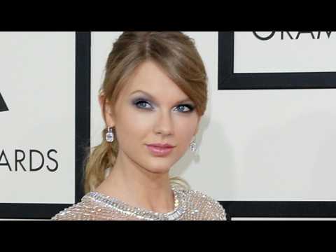 VIDEO : Taylor Swift Gives Fan Amazing Christmas Surprise