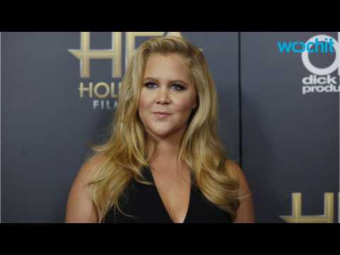 VIDEO : Amy Schumer Says Man Tried to Date Her After He Criticized Her Looks