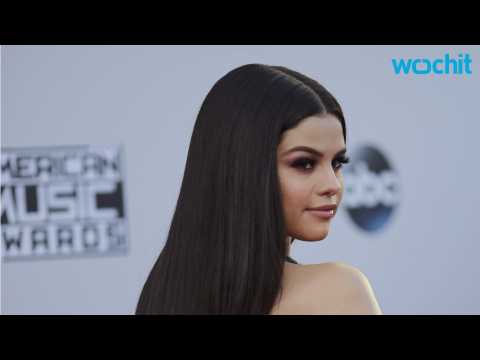 VIDEO : Selena Gomez Fans Don't Know What to Make of Sexy Bikini Pic