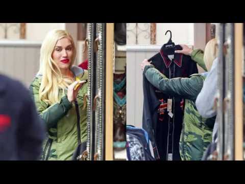 VIDEO : Gwen Stefani fait du shopping pour Nol dans un magasin country