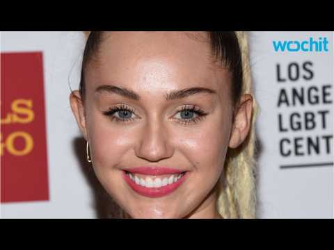 VIDEO : Miley Cyrus Goes Topless Again