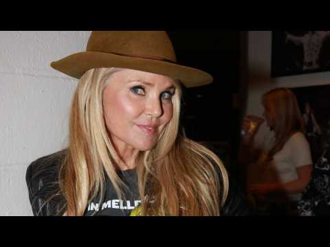 VIDEO : Christie Brinkley Rocks Out At Billy Joel Concert