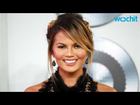 VIDEO : Chrissy Teigen Baking Is On Another Level