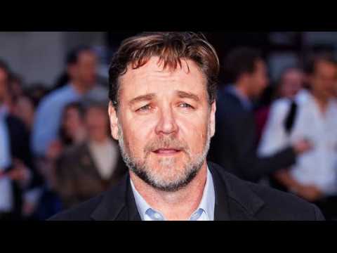 VIDEO : Russell Crowe Kicked Off Airplane For Trying to Fly With Hoverboards