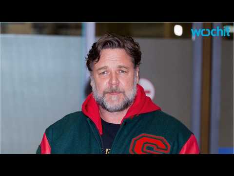 VIDEO : Russell Crowe Unhappy With Virgin Australia's Hoverboard Ban