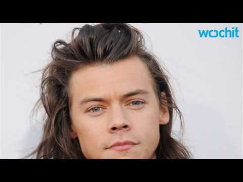 VIDEO : Harry Styles Goes Solo During One Direction Hiatus