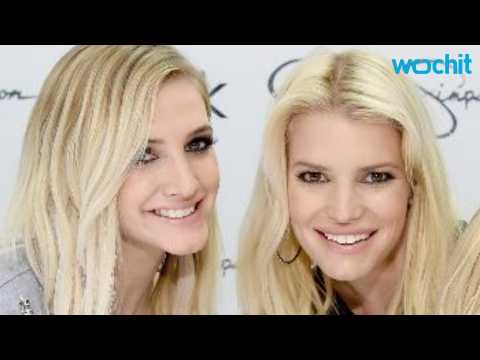 VIDEO : Ashlee Simpson Ross Shares a Photo of New Year's Eve Holiday Celebration With Her Family