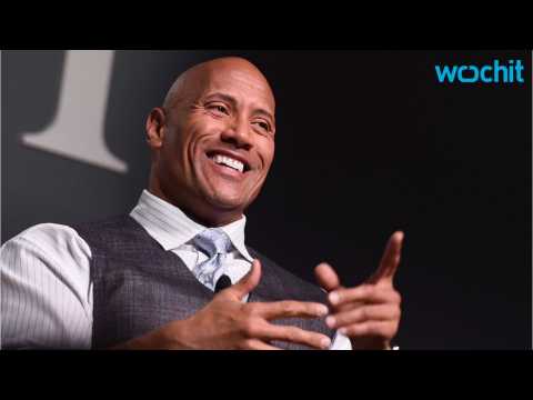 VIDEO : Dwayne Johnson Complimented Zac Efron on His Physique