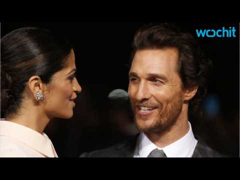 VIDEO : Matthew McConaughey Will Celebrate NYE Throwing Flowers in the Sea