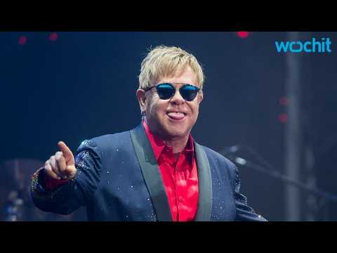 VIDEO : Elton John is No Easily Caught on Photo Without Noticing