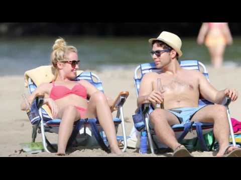 VIDEO : Anna Camp and Skylar Austin Have Romantic Day on a Hawaiian Beach