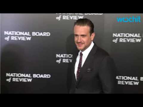 VIDEO : Jason Segel Steps Out on Red Carpet With New Lady