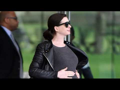 VIDEO : Anne Hathaway s'entrane  chanter pendant qu'elle est enceinte