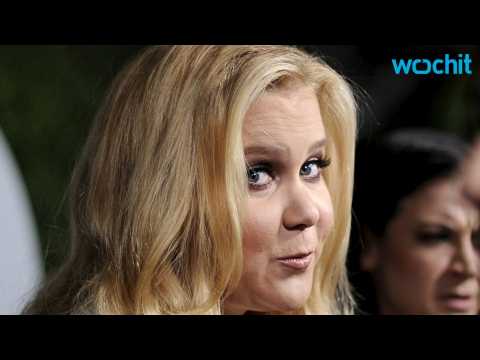 VIDEO : Amy Schumer Wins The Gold Globes Red Carpet With Jaw-Dropping Wisecrack