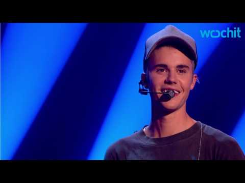 VIDEO : Justin Bieber Surprise Crowd on The Late Late Show