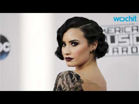 VIDEO : Selena Gomez & Demi Lovato Tease With Daring Looks at 2015 Billboard Women in Music Event