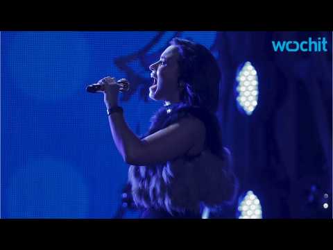 VIDEO : Demi Lovato Falls Onstage Again