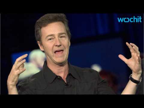 VIDEO : Edward Norton Raises Nearly $400,000 For Syrian Refugee Family