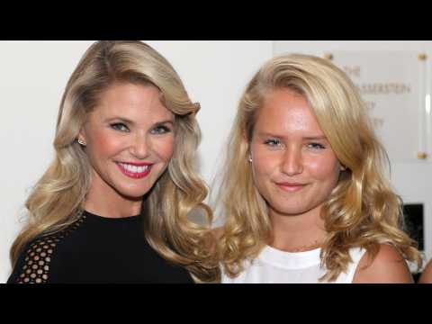 VIDEO : Christie Brinkley's Mini-Me Model Daughter!