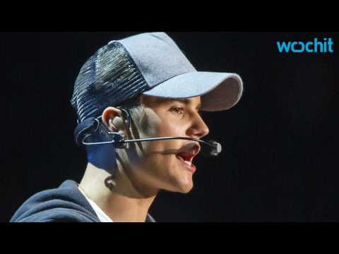 VIDEO : Justin Bieber Can't Remember the Lyrics for His Own Christmas Song on Stage