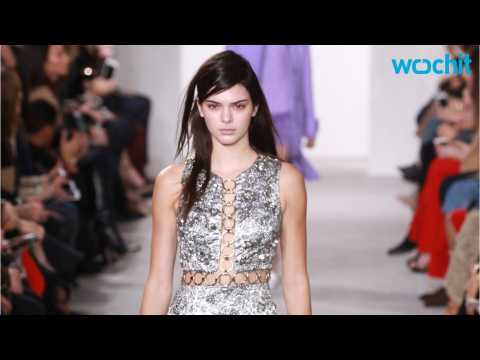 VIDEO : Kendall Jenner (Almost) Makeup-Free in Michael Kors? Runway Show