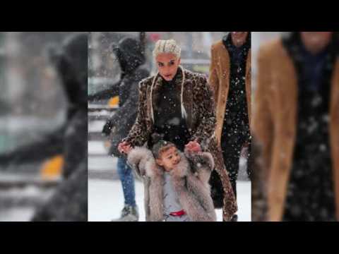VIDEO : Kim Kardashian emmène North West faire du patin à glace
