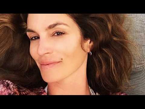 VIDEO : Cindy Crawford Celebrates Turning 50 With Flawless Selfie